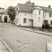 Kampgatan med huset på fastighet 1 B. Till höger på fotot, parallellt med Kampgatan - schakt nummer två. I bakgrunden skymtar kyrkan i Vimmerby.
Fotograferat mot söder.