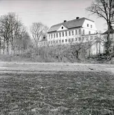 Fredriksbergs herrgård från åkermarken på baksidan.