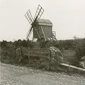 Väderkvarn på konisk stensockel.