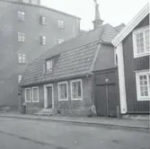 Bostadshus i kvarteret Krögaren. Putsen på huset till vänster är senare borttagen varför det står som korsvirkeshus.