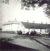 Bostadshus och barn vid en väg.