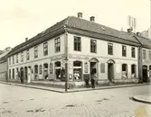 Kv. Apotekaren N:o 1 med Gunnar Svenssons juvelerarbutik och Fridholms kläder.
