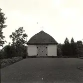 En likbod vid en kyrkogård.