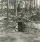 Gammal torvtäckt jordkula, exempel på hur mycket fattiga kunde bo ända in på 1800-talet.