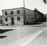 Ett bostadshus med putsad fasad på Västra Sjögatan.