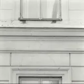 Väggen till Kalmar teater med gesims och fönster.