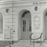 Entrén med trappa till Kalmar teater.