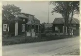 Eriksdal, gammal sjökaptenslägenhet, 1934 tillhörig kapten E. Franzen. Samma år är huset till vänster oljemålat. Platsen upptogs 1823 av kofferdikapten G. Dahlberg.

(Kofferdi, substantiv från nederländskans koopvaardij eller lågtyskans kopfardie. Ordet förekommer mest som förled i sammansättningar och är en äldre beteckning på handelssjöfart, skeppsfart för handelns skull. I sammansättningar är det en beteckning för att något eller någon hör till handelsflottan; till exempel kofferdifartyg, kofferdiflagg och kofferdikapten.)

(Hämtat från Wikipedia)