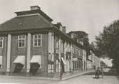 Huset med säteritaket på Östra Sjögatan. Huset byggt efter gammal ritning av Rådhuset i gamla stan exakt kopia. Enligt Manne Hofrén.