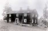 Gamla brukspatronbostaden vid Rydefors Glasbruk. Brann ned omkring 1919. I denna bostad är brukspatron Julius Berg född 20/7 1865.