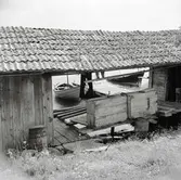 Båtar förtöjda i båthus på Marsö.