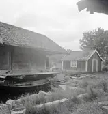 Bod med brygga och svale runtomkring. Tillhör Axel Johansson, Klintemåla.