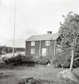 Flaggstången framför huset på Älö.