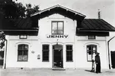 Jenny järnvägsstation sedd rakt framifrån.