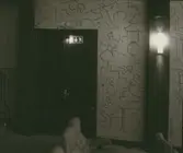 Biografbyggnaden med glasveranda och balkong. Entrén till Saga vänster i bild.