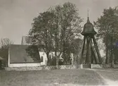 Arby kyrka med klockstapel.