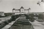 Kalmar slott och den nyanlagda Södra kyrkogården 1864.