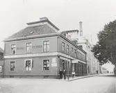 Huset med säteritaket vid Lilla Torget i Kalmar.
Hotell Victoria. Speceri: Skeppsfurnerare-handel.