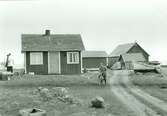 En mindre gård på Gårdby. Bod, bostadshus och ekonomibyggnad.