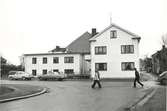 Trädgårdsgatan 3, till höger Strandgatan. Bostadshus, folk och bilar i Kalmar.