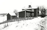 Östra sidan av landvägen från norr. Södra Vi. Fastighetsbeteckning 1:11, Sjögärdet. Hus i vinterlandskap.