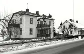 Bostadshus därav den till vänster har veranda och balkong. Från Södra Vi.