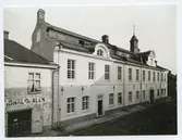 Polishuset i Kalmar med ankarslut och takkupor samt trappgavel. År 1908.