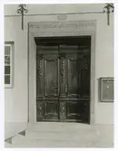 Porten till rådhuset. Ankarslut högst upp på bilden.