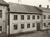 Ett bostadshus med träfasad år 1908.