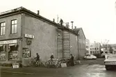 Kvarteret Korpen 12, Fabriksgatan 31, under rivningen 1973. Takteglet, enkupigt med fabriksmärke Cimbrishamn, togs ned och såldes till Visby.