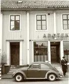 Ett apotek, folkvagn och man i hatt i kvarteret Apotekaren i Kalmar.