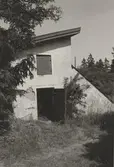 En ekonomibyggnad vid villa Ekelid.