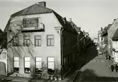 Huset längs Kaggensgatan, sett från Kavaljeren. I Förgrunden Södra Vallgatan.