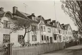 Radstående flerfamiljshus från första halvan av 1900-talet, på Drottning Margaretas väg i Kalmar.