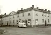 Hörnet Nygatan-Tegnérgatan i Kalmar. Radstående tvåvånings bostadshus, troligen från 1920-talet.
När bilden togs låg en livsmedelsbutik i entréplanet.