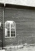 Långhusets på Pelarne kyrka norra fasad mot sakristian.

Foto: Britt-Marie Hammarskiöld 1976-08-26