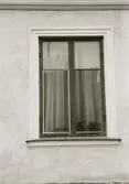 Fönster på huset med säteritaket vid Kavaljeren. Kv. Borgmästaren 5.