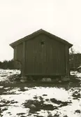 Stuga och loftbod före restaurering.