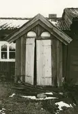 Förstuga till stugan, före restaurering.