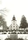 Vinterbild på Odensvi kyrka och kyrkogård.