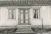 Mangårdsbyggnaden, dörromfattning.