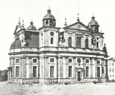 Kalmar Domkyrka. Barockstil. Ritad av Nikodemus Tessin d.ä. Sydvästra fasaden. Lagningsbruk som täcker infästningsjärnet är synligt i tofsens mitt.