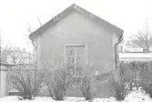 Liten stuga på f d Församlingshemmets gård.