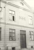 En byggnad med putsrustik och putsad fasad i kv Koljan 16 på Södra Malmgatan 3.