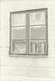 Ett fönster till ett bostadshus med putsrustik i kv Koljan.