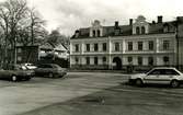 Flerfamiljshus från sent 1800-tal på Fiskaregatan. T v radhus från omkring 1970.