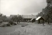 Ladugården på Hallersrum, i förgrunden två små uthus.