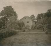 Fagerhults prästgård, med huvudingången från gården. Den är gulmålad med  en sexdelad plan. Gården uppfördes mellan 1800-1818. Den var tidigare rödmålad och hade i stället för veranda en låg kvist .