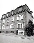 Fasad mot strömgatan. Bilderna är tagna inom ramen för Kalmar kommuns inventering av Kvarnholmens bebyggelse 1970-1971 och skänkta till länsmuseet.