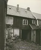 Fasad mot gården i kv. Skrivaren. Bilderna är tagna inom ramen för Kalmar kommuns inventering av Kvarnholmens bebyggelse 1970-1971 och skänkta till länsmuseet.